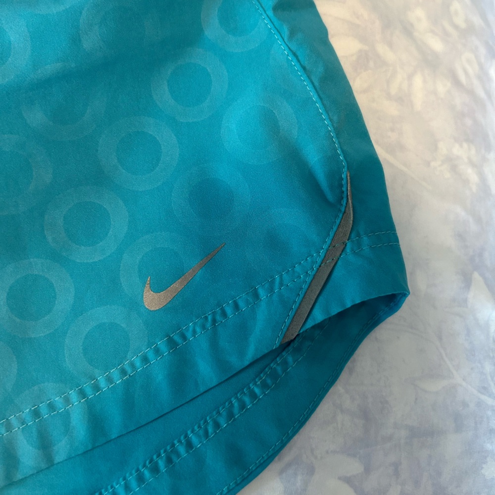 Nike Women's Aqua Shorts Size Small - Picture 4 of 5